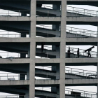 Trabajadores dentro de un edificio en construcción. IDREES M.