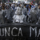 Actrices que representan a las Madres de Plaza de Mayo durante la manifestación.