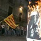 Un  grupo de independentistas quemó en Girona fotos de los Reyes durante la manifestación