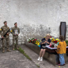 Una madre llora la muerte de su hijo, un soldado ucraniano caído en combate. ROMAN PILIPEY