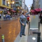 López Riesco y el portavoz municipal socialista descubriendo juntos la placa  de la peatonalización