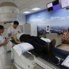 El equipo de radioterapia oncológica prepara a un paciente para recibir tratamiento en el nuevo acelerador lineal del Hospital de León. MARCIANO
