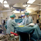 El equipo de cirugía especializada del doctor Mats Brannstrom, encargado de la intervención.