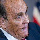 El tinte de su pelo recorre la mejilla de Rudy Giuliani. JIM LO SCALZO