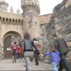 Los ponferradinos se acercaron ayer a ver el castillo