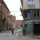 La calle Álferez Provisional discurre en paralelo a la plaza Mayor