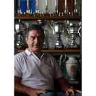 Manolo Cadenas ayer en la sede del club con los trofeos a su espalda del Ademar.