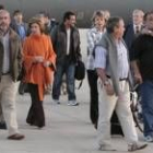 Los tripulantes fueron recibidos por sus familias en la base de Torrejón