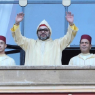 El rey Mohamed VI saluda desde la sede del Parlamento en Rabat.