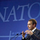 Zapatero confirmó que también viajarán cuarenta guardias civiles y dos militares para los entrenamie