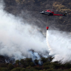 Intervención de un helicóptero en las tareas de un incendio en la provincia de León.