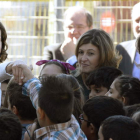 La reina Letizia saluda a un grupo de escolares en presencia de Herrera y Méndez de Vigo, ayer, en Palencia.