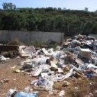 La basura se encuentra tanto en el interior como en el exterior del basurero de Castrocontrigo
