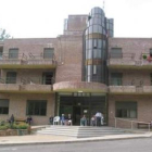 Edificio de la residencia de mayores de Cistierna situado junto al parque infantil.