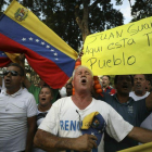 Ciudadanos venezolanos apoyan al presidente interino Juan Guaidó.