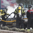 Cuatro bomberos de Ponferrada intervienen en el incendios de un vehículo. L. DE LA MATA
