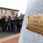 Placa descubierta en Grulleros para recordar al guardia civil Raúl Centeno, asesinado por ETA.