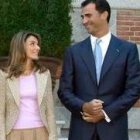 Los Príncipes de Asturias posan ayer en el Palacio de la Zarzuela