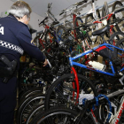 La policía estudia firmar un convenio con alguna asociación sin ánimo de lucro para cederle las bicicletas que no tienen denuncia.