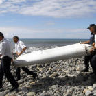 Gendarmes franceses transportan un resto.