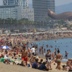 Bañistas en la playa de la Barceloneta, en Barcelona.