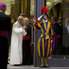 El Papa llega, ayer, a la sesión de clausura del sínodo sobre la familia, en el Vaticano.