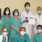 Foto del galardonado con parte del equipo de Oftalmología. DL