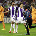 Los jugadores del Valladolid Valiente y Rubio celebran el gol del empate que deja al Real Madrid virtualmente fuera del título de Liga