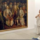 Una trabajadora del Museo Reina Sofía contempla una obra de Vázquez Díaz