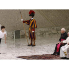 Momento de la actuación del bailarín leonés Jorge García Lamelas ante el papa Francisco en el teatro Nervi del Vaticano. fabio frustaci