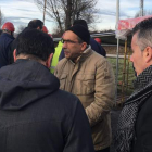 Integrantes de USE Bierzo con Folgueral a la cabeza, ayer con los trabajadores frente a la térmica. DL