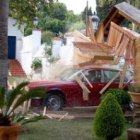 Un conductor atraviesa un tabique en una de las escenas rodadas por especialistas de la escuela