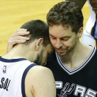 Los hermanos Gasol se funden en un abrazo en la NBA