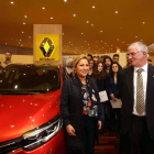 Rosa Valdeón, junto al director de Renault España, Antonio López Ramón y Cajal, ayer