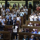 El líder de Podemos, Pablo Iglesias, es apludido por los diputados de su grupo. EMILIO NARANJO