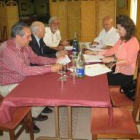 El jurado del premio Conrado Blanco León durante las deliberaciones.