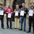 Miembros de la Asamblea de IU con el borrador del proyecto.