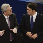 Juncker conversa con el primer ministro italiano, Matteo Renzi.