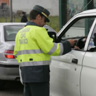 Dos guardias piden documentación, en una campaña de control de tráfico