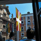 La enorme 'ikurriña' desplegada delante de la fachada del Ayuntamiento de Pamplona, en los Sanfermines del 2013.