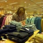 Una empleada de unos grandes almacenes cambia las etiquetas