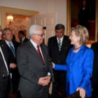 Mahmoud Abbas conversa con Hillary Clinton durante el encuentro que mantuvieron ayer