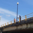 El alcalde junto a las nuevas farolas instaladas. DL