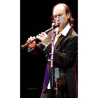 El músico gallego en una de sus actuaciones con la flauta