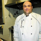 Jonás Díez en los fogonesdel restauranteLa Copla.