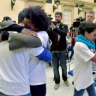 Fotografía de archivo del 09/03/2018 de Patricia Ramírez,d., y Ángel Cruz, padres de Gaabriel, y la pareja del padre,c., que le abraza en un acto en apoyo a los familiares del niño