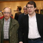 Mañueco con el ministro Montoro, ayer en Segovia. DIEGO DE MIGUEL
