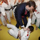 Rajoy bromea con los judokas durante un acto preelectoral