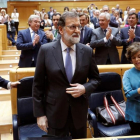 Los senadores del PP aplauden a Mariano Rajoy en el Senado minutos antes de que se suba a la tribuna a defender el 155.