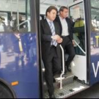 Carlos López Riesco y Darío Martínez bajando del autobús durante la jornada de servicio gratuito